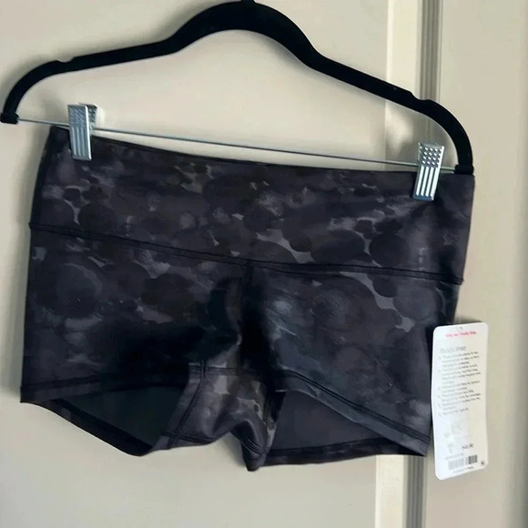 Lululemon (new with tags) Boogie shorts mid rise - Picture 1 of 4